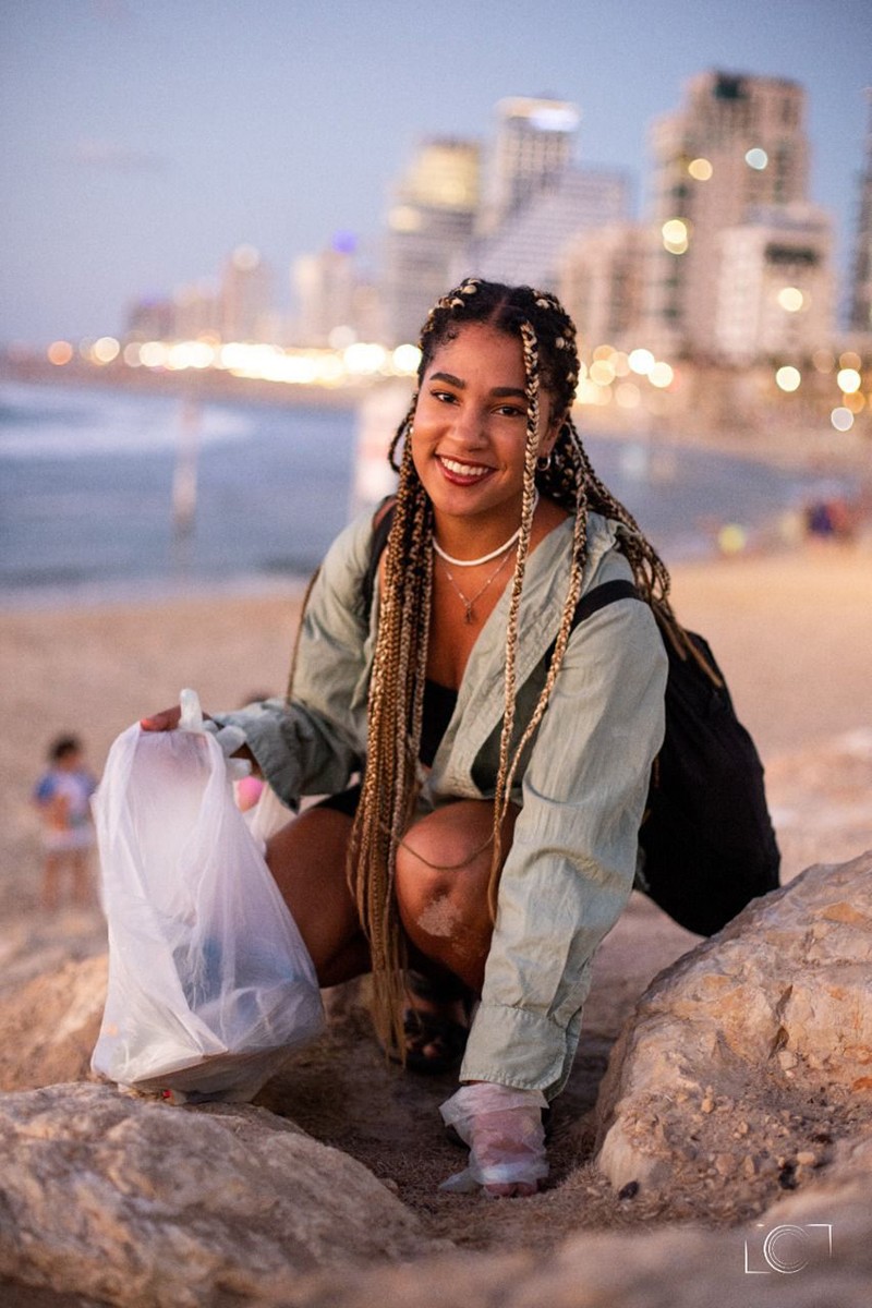 Sharona Shnayder raccoglie rifiuti sulla spiaggia di Tel Aviv
